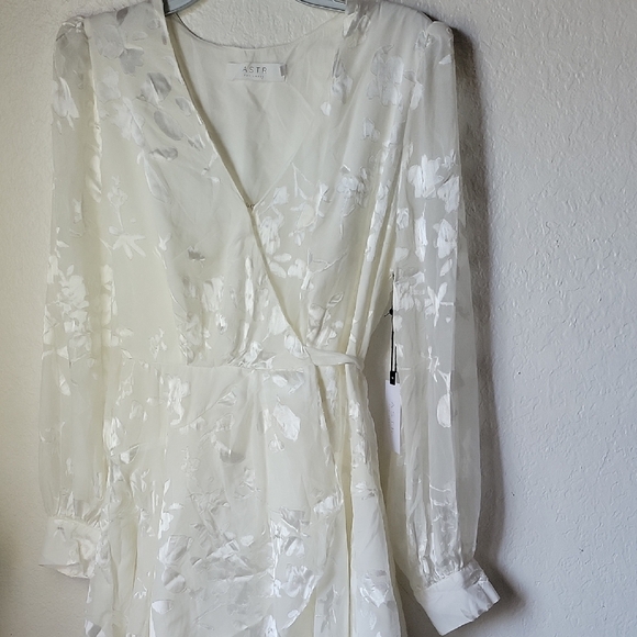 ASTR The Label Aja Burnout Wrap Front Mini Floral Dress NWT  Size L - Picture 2 of 15